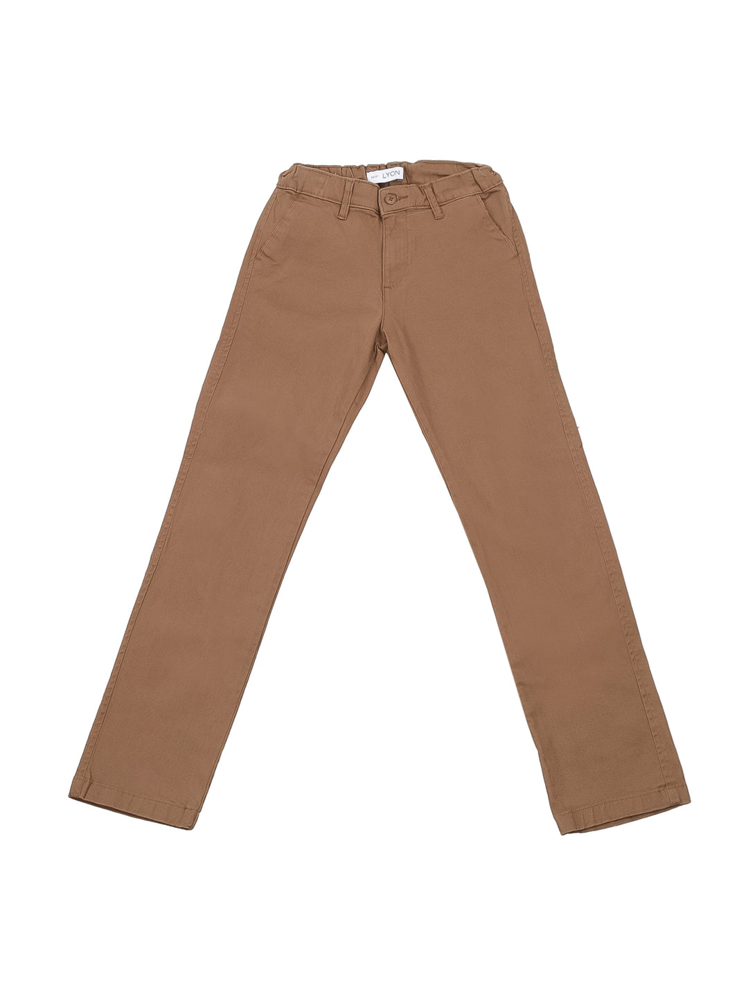 Niño modelando un pantalón de gabardina color khaki y playera blanca.