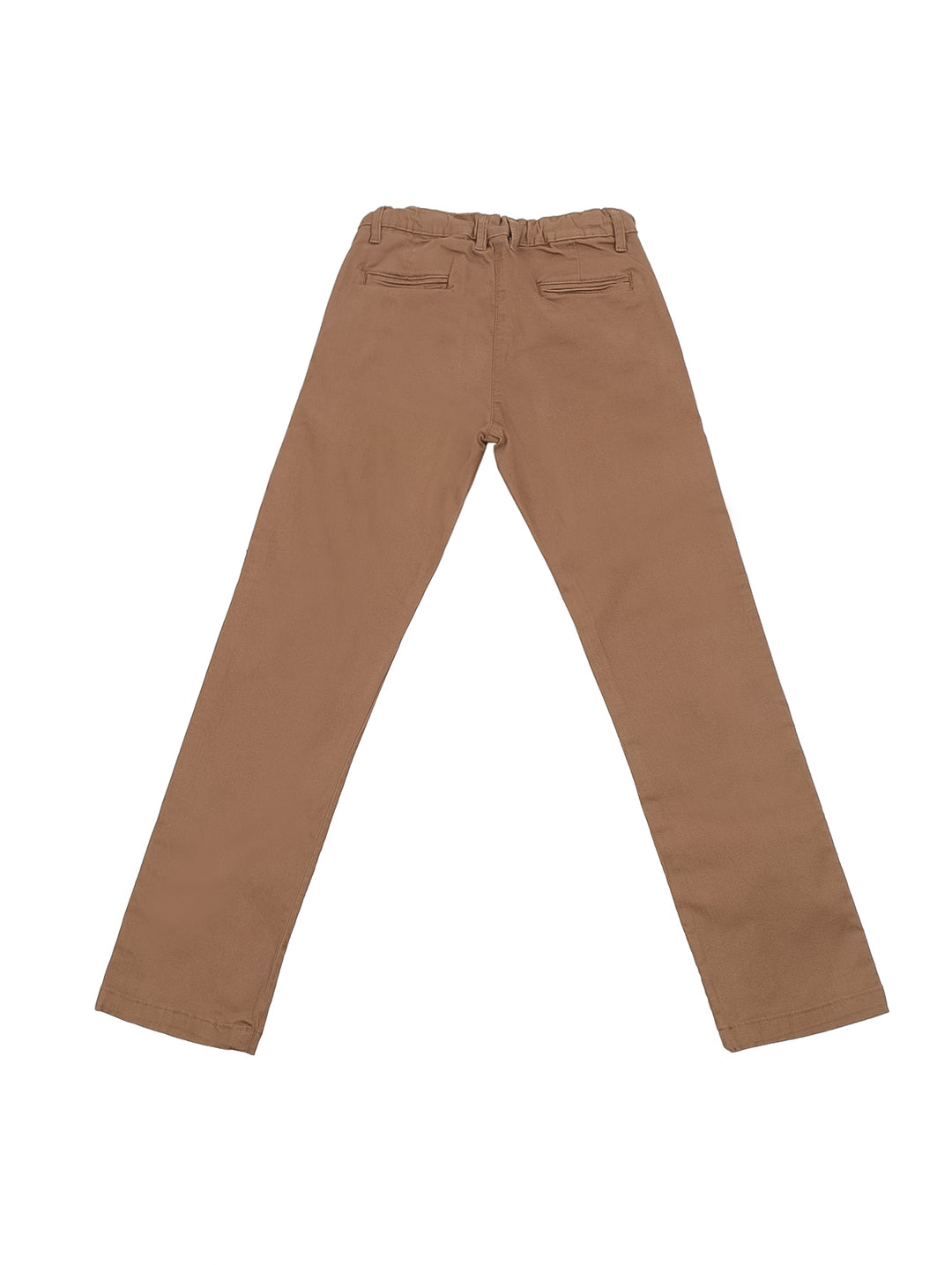 Niño modelando un pantalón de gabardina color khaki y playera blanca.