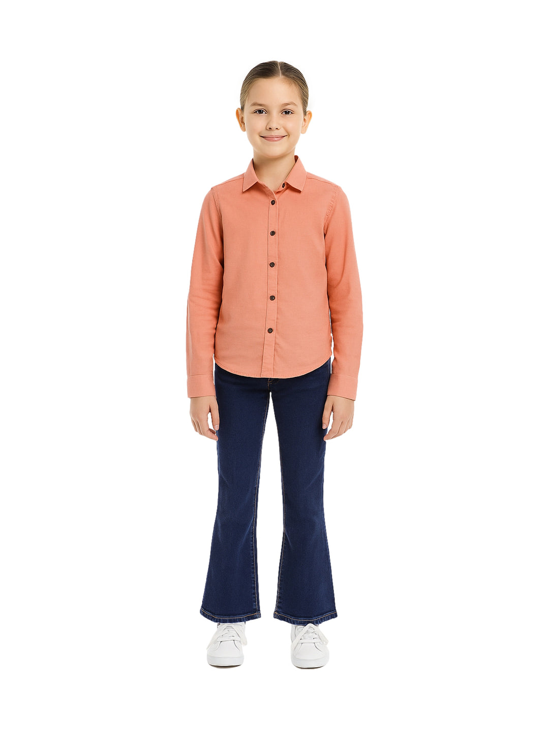 Niña vistiendo un conjunto de camisa color palo de rosa y pantalones azul marino acampanados.