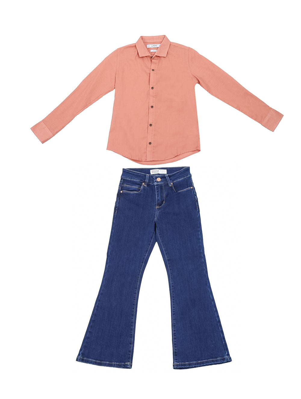 Niña vistiendo un conjunto de camisa color palo de rosa y pantalones azul marino acampanados.