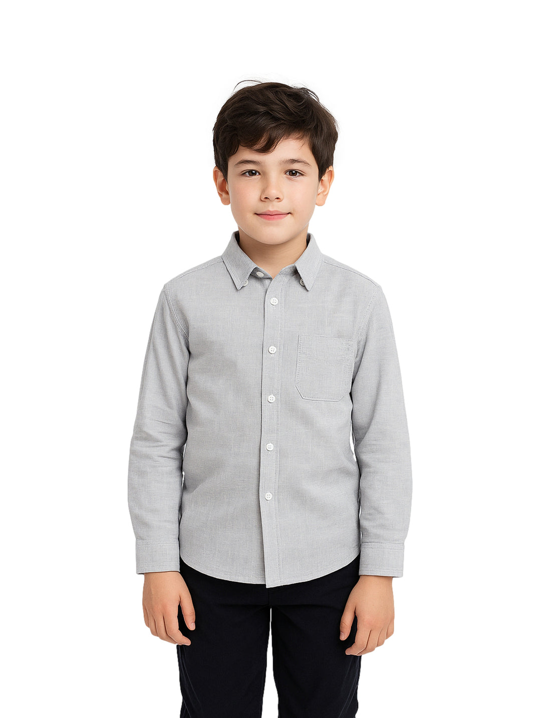 Niño vistiendo una camisa gris de manga larga con botones y pantalones azul marino.