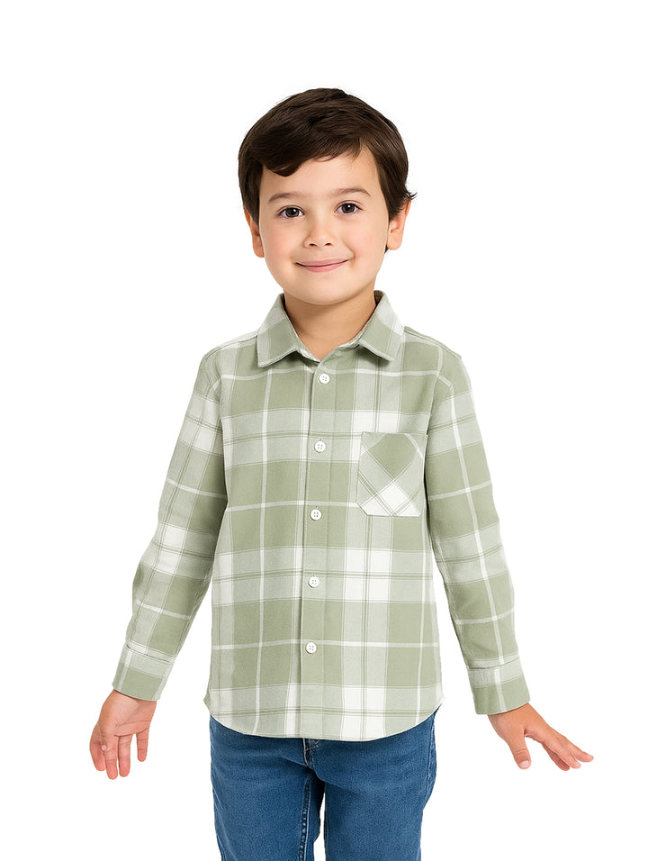 Niño vistiendo una camisa de manga larga a cuadros en color salvia y blanco.