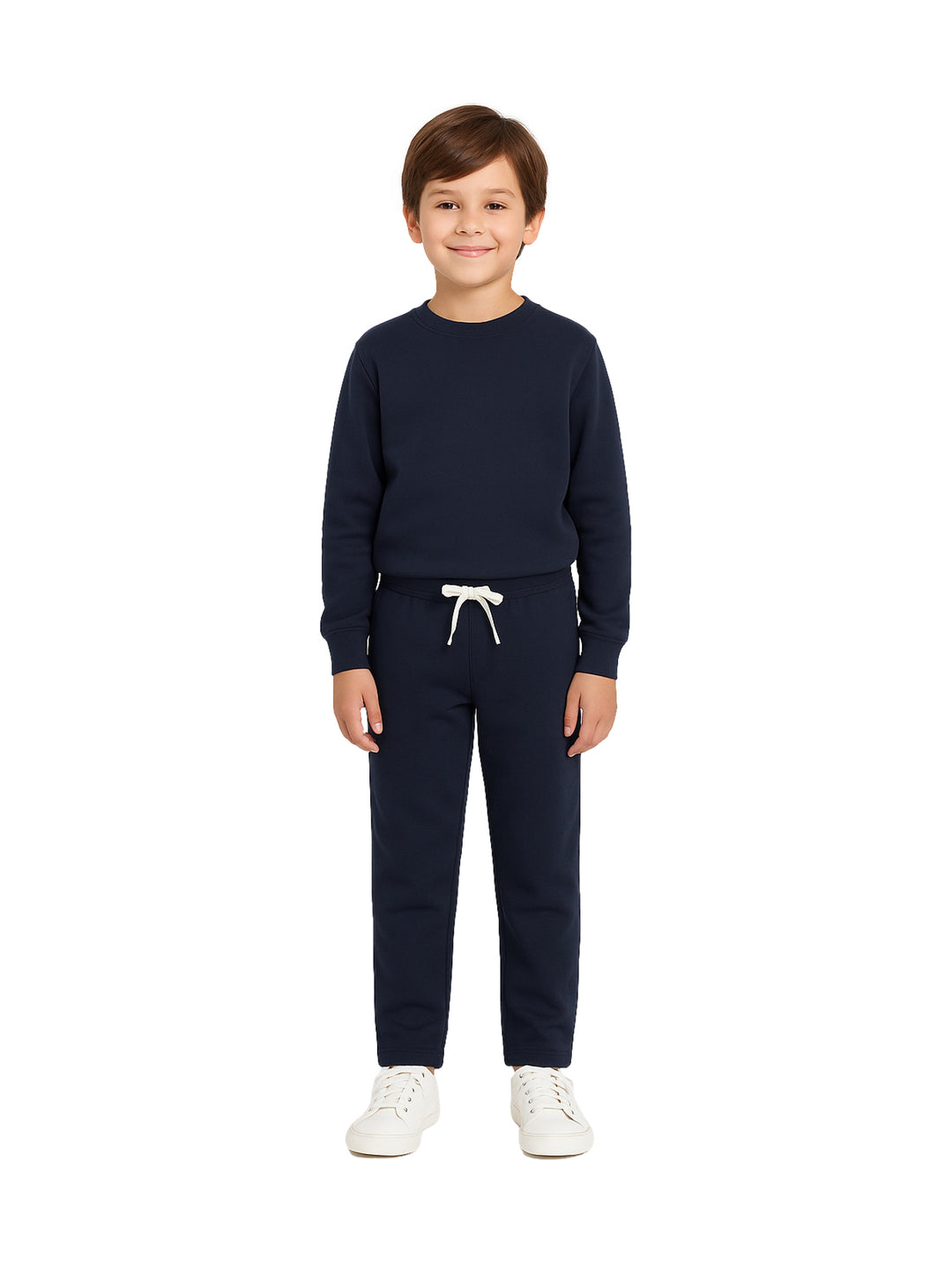 Niño vistiendo pantalón jogger color azul marino con cordones blancos y tenis blancos.