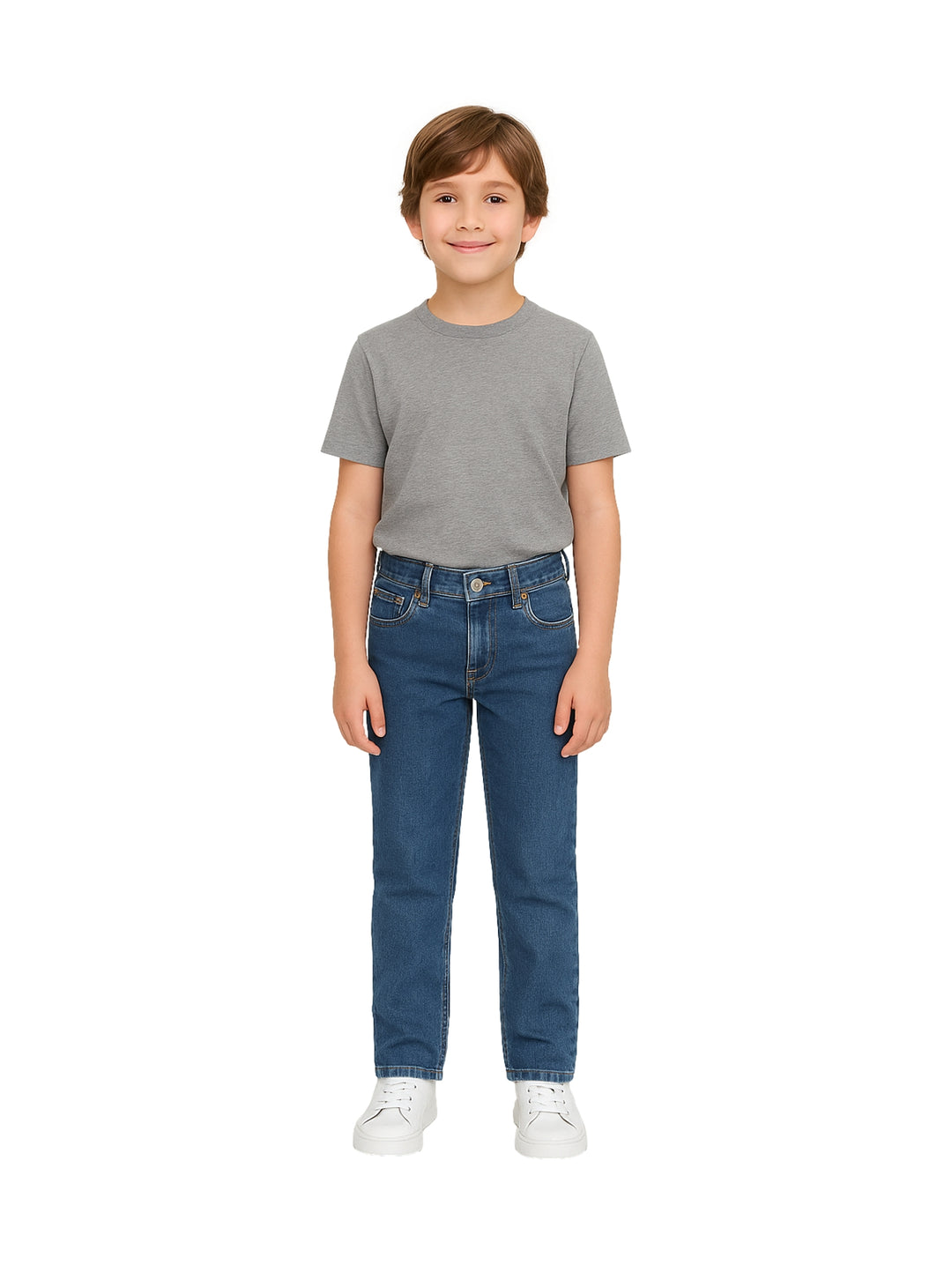Niño vistiendo pantalones jeans azul doble stone de corte recto y camiseta gris.