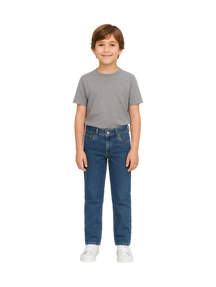 Niño vistiendo pantalones jeans azul doble stone de corte recto y camiseta gris.