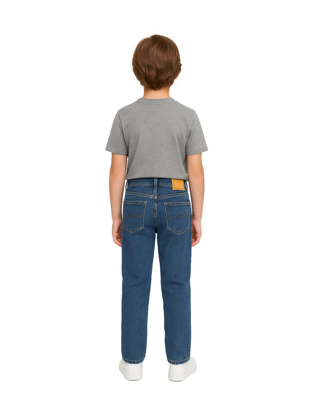 Niño vistiendo pantalones jeans azul doble stone de corte recto y camiseta gris.