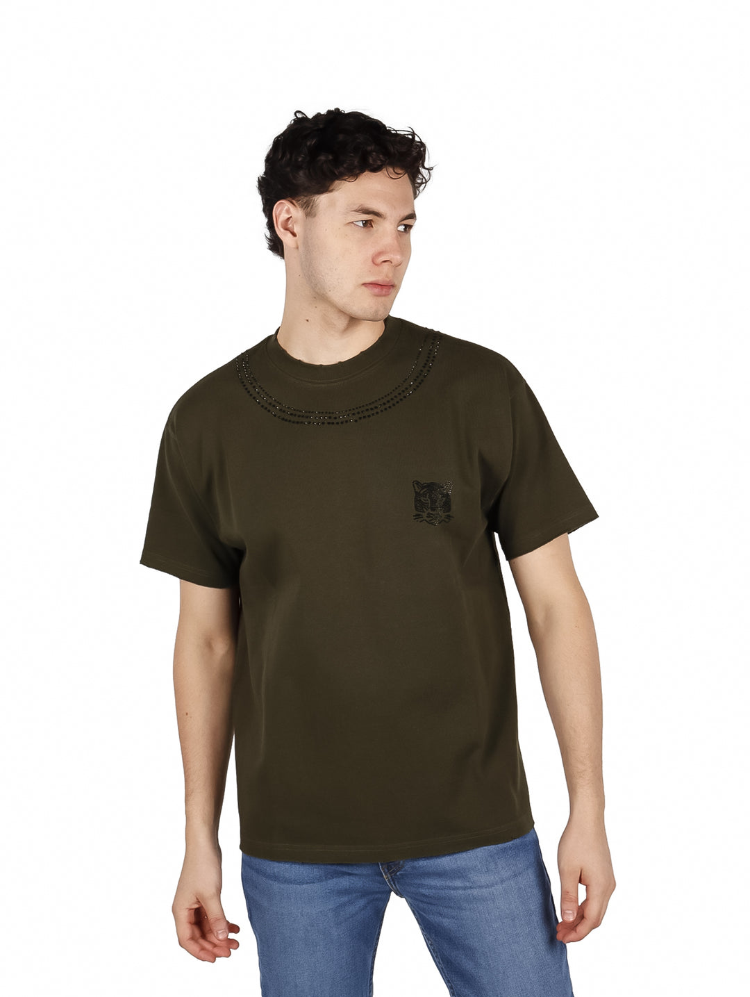 Hombre vistiendo playera color verde olivo de manga corta con detalle decorativo en el cuello.