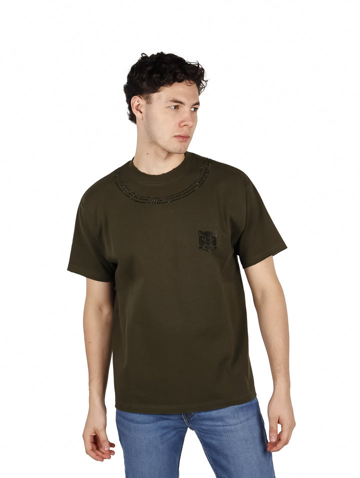 Hombre vistiendo playera color verde olivo de manga corta con detalle decorativo en el cuello.