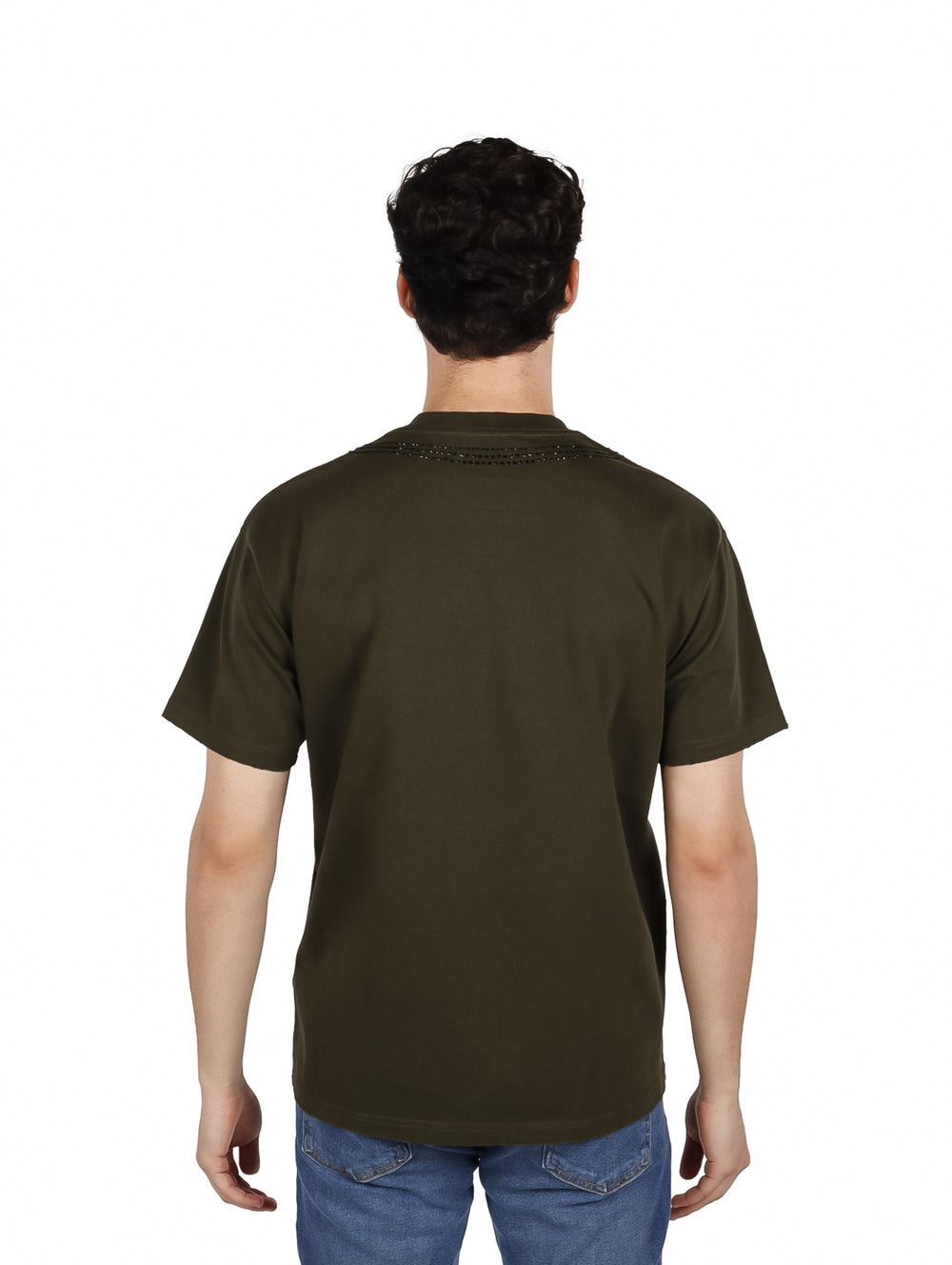 Hombre vistiendo playera color verde olivo de manga corta con detalle decorativo en el cuello.