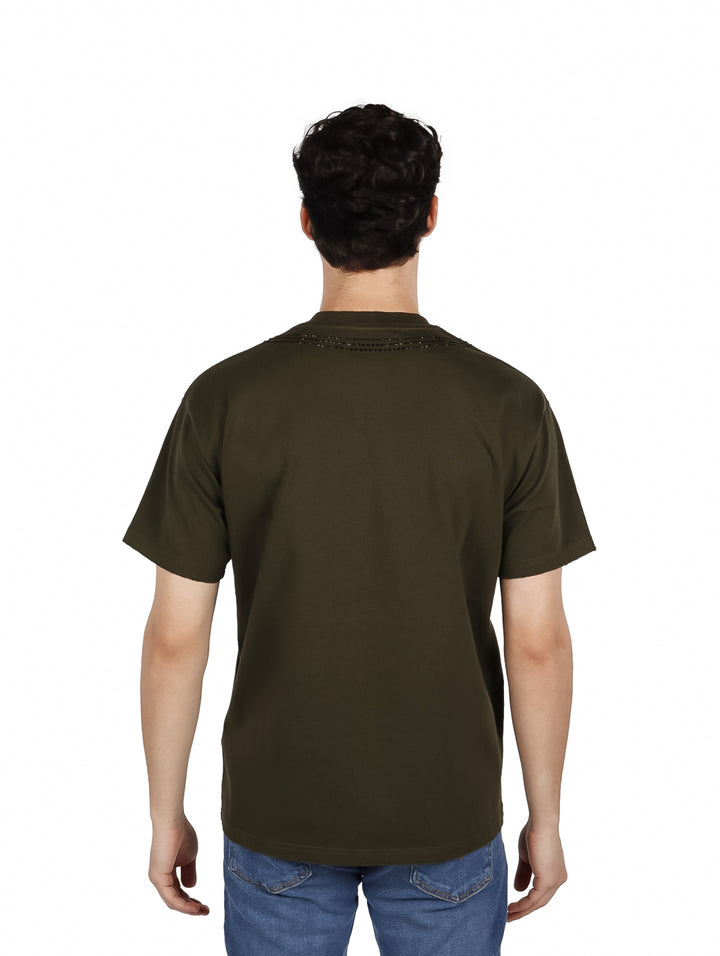 Hombre vistiendo playera color verde olivo de manga corta con detalle decorativo en el cuello.