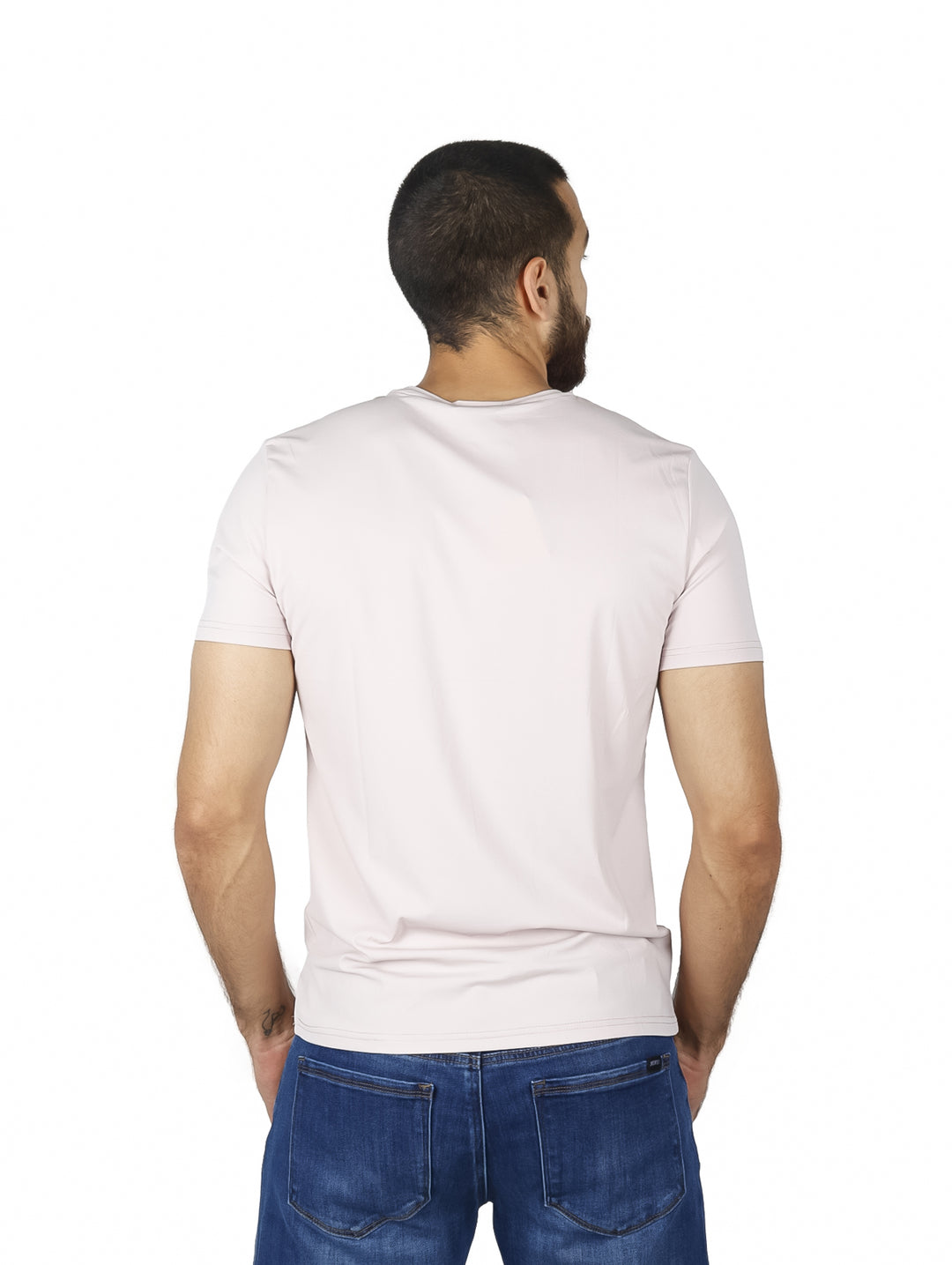 Hombre vistiendo una playera básica de color rosa claro con cuello redondo y manga corta.