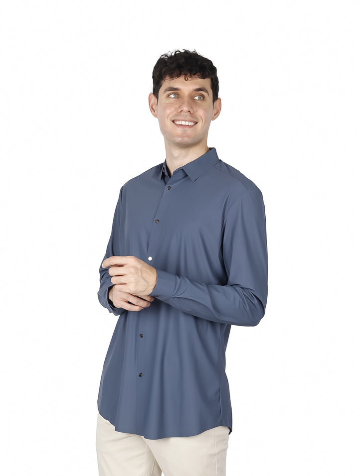 Hombre vistiendo una camisa de manga larga color azul marino con cuello y botones.