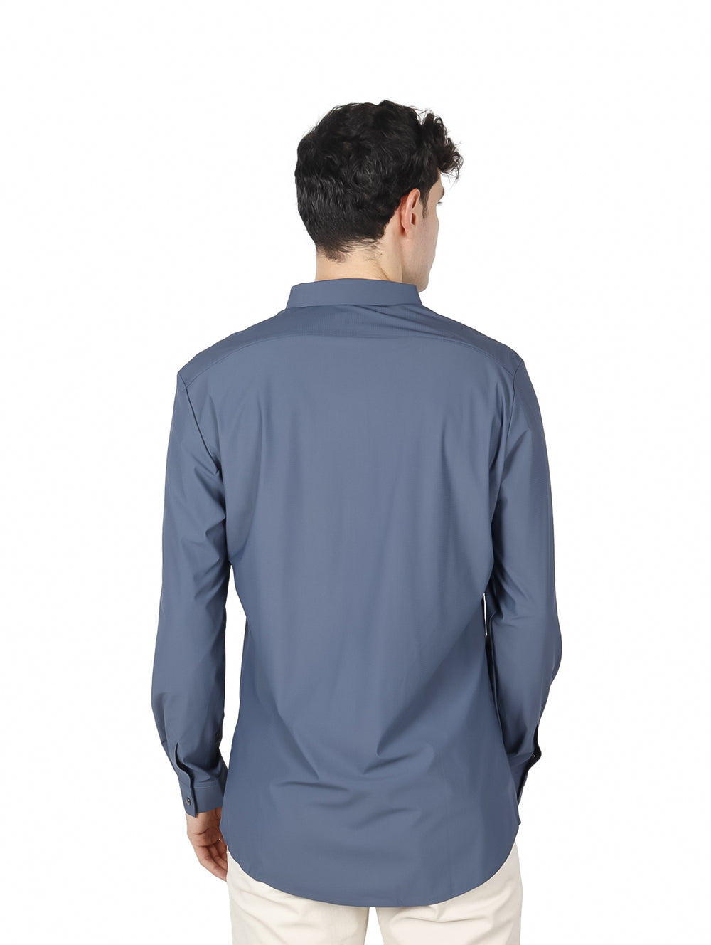 Hombre vistiendo una camisa de manga larga color azul marino con cuello y botones.