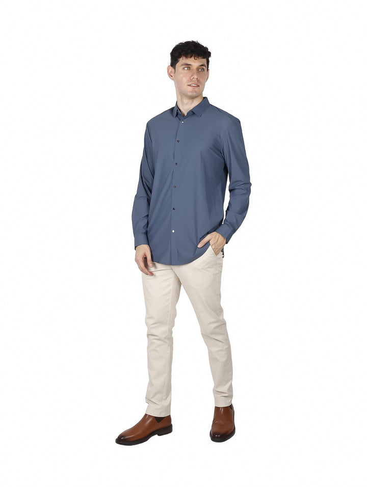Hombre vistiendo una camisa de manga larga color azul marino con cuello y botones.