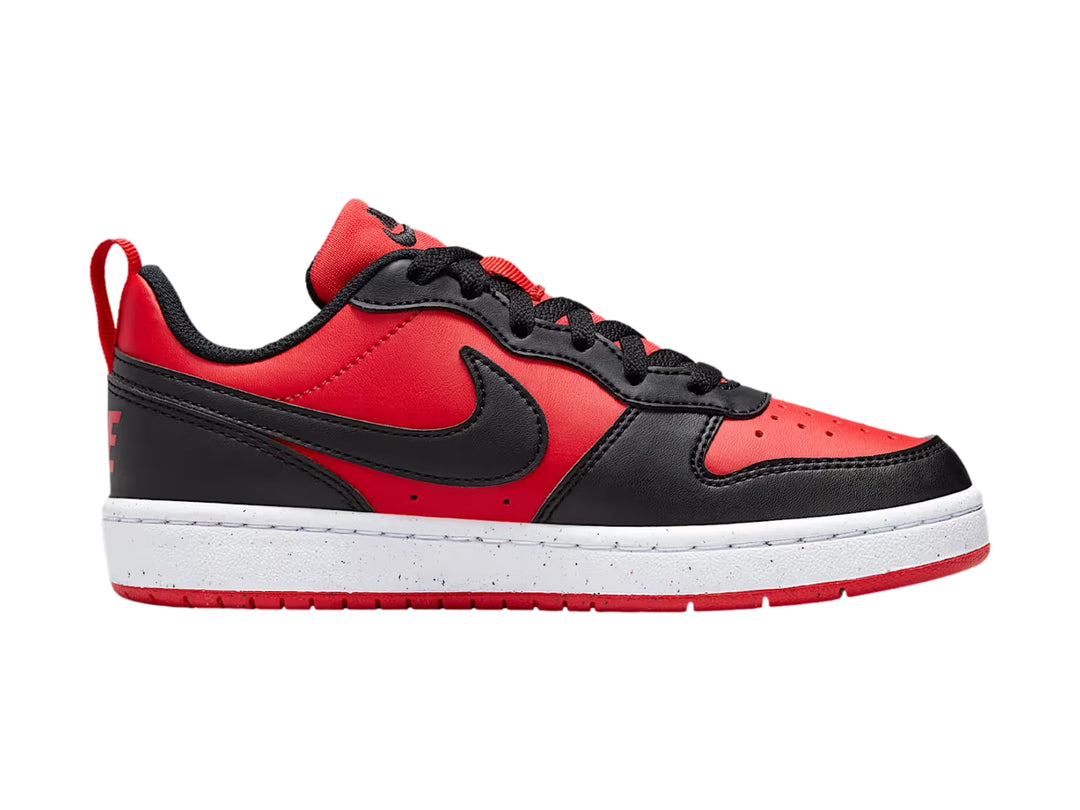 Tenis Nike Court Borough Low Recraft en colores rojo y negro con suela blanca para niños.