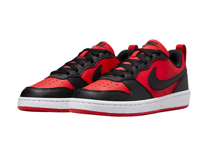 Tenis Nike Court Borough Low Recraft en colores rojo y negro con suela blanca para niños.