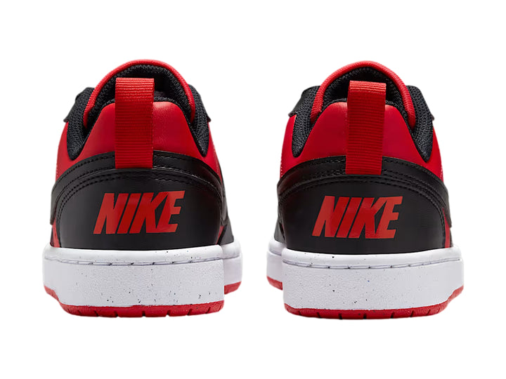 Tenis Nike Court Borough Low Recraft en colores rojo y negro con suela blanca para niños.