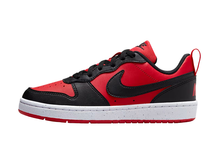 Tenis Nike Court Borough Low Recraft en colores rojo y negro con suela blanca para niños.