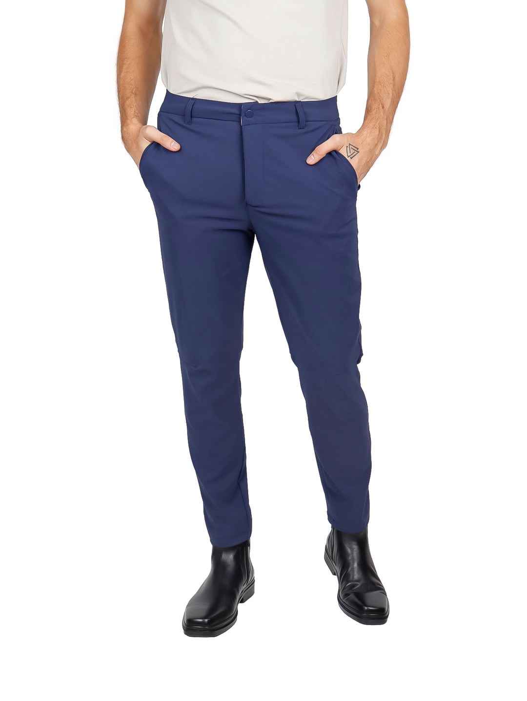 Pantalón color azul marino de corte slim para hombre.