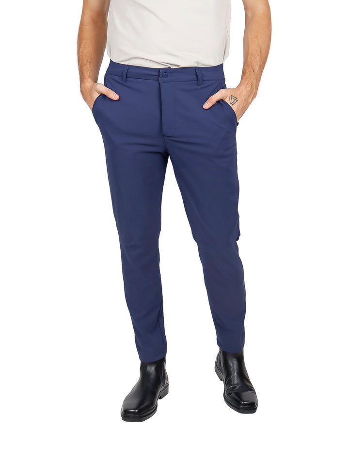 Pantalón color azul marino de corte slim para hombre.