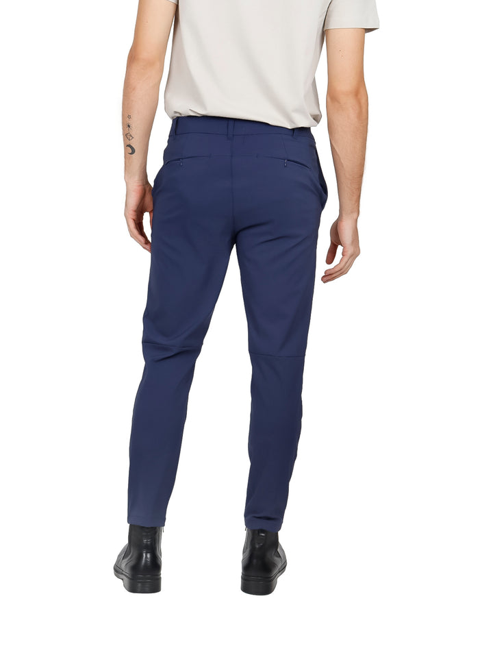Pantalón color azul marino de corte slim para hombre.