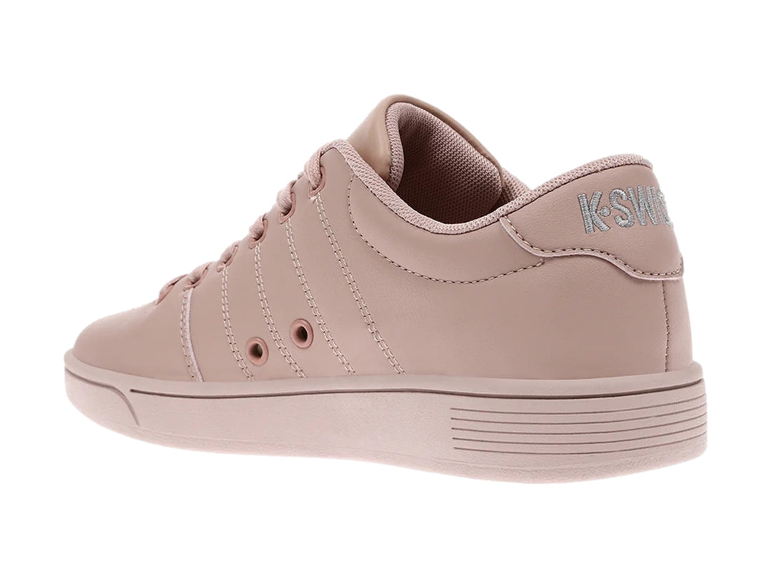 Tenis K-Swiss color rosa monocromático de corte bajo con agujetas.