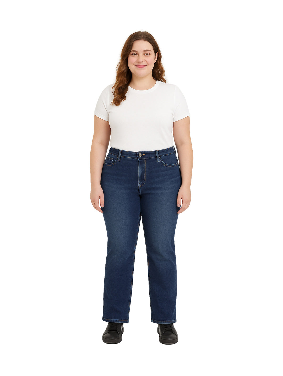 Mujer usando pantalones jeans azul oscuro de corte recto y playera blanca.