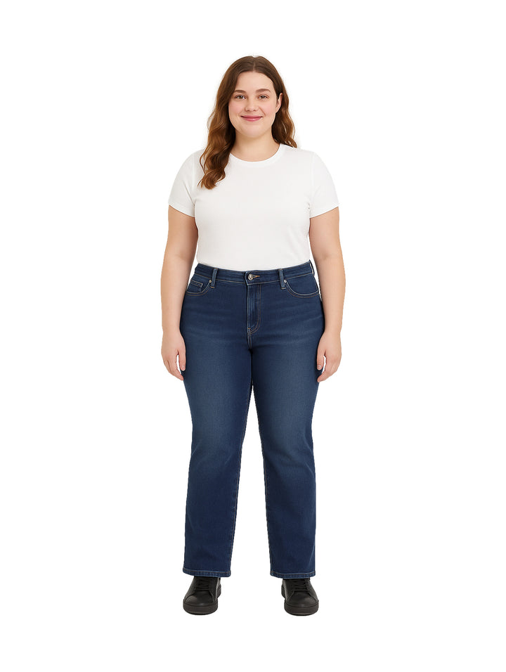 Mujer usando pantalones jeans azul oscuro de corte recto y playera blanca.