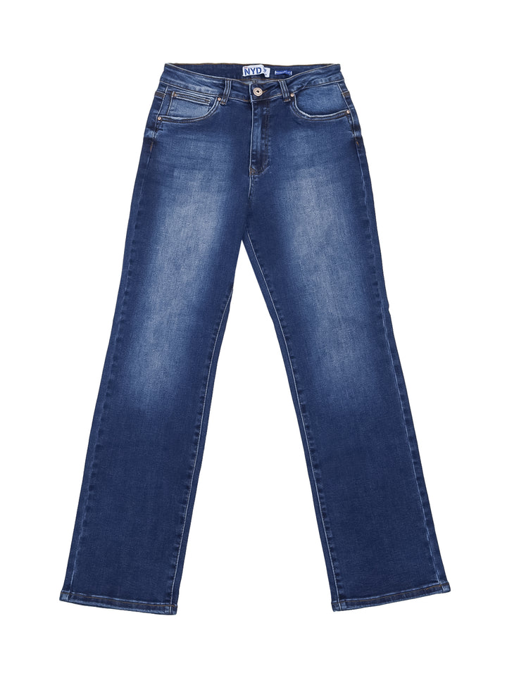 Mujer usando pantalones jeans azul oscuro de corte recto y playera blanca.