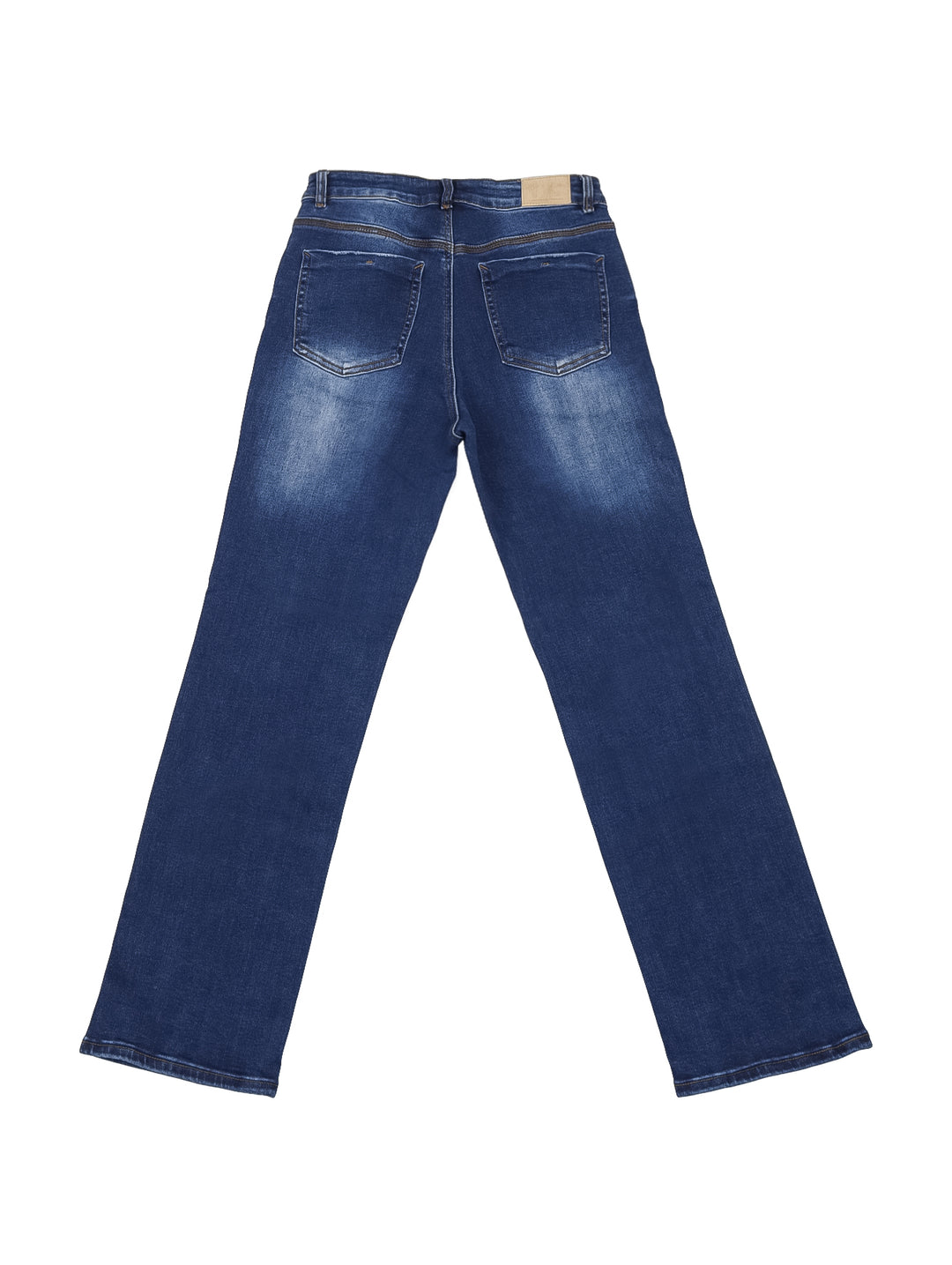Mujer usando pantalones jeans azul oscuro de corte recto y playera blanca.