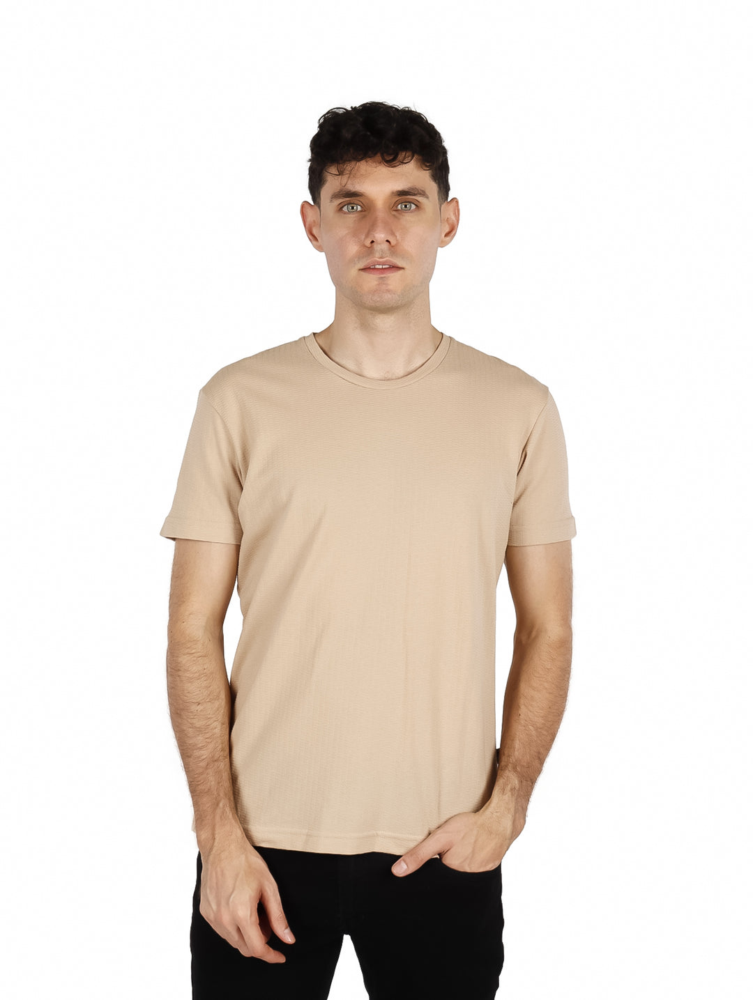 Hombre vistiendo una playera básica de color beige con cuello redondo y manga corta.