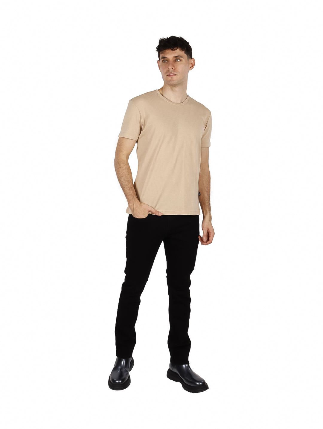 Hombre vistiendo una playera básica de color beige con cuello redondo y manga corta.