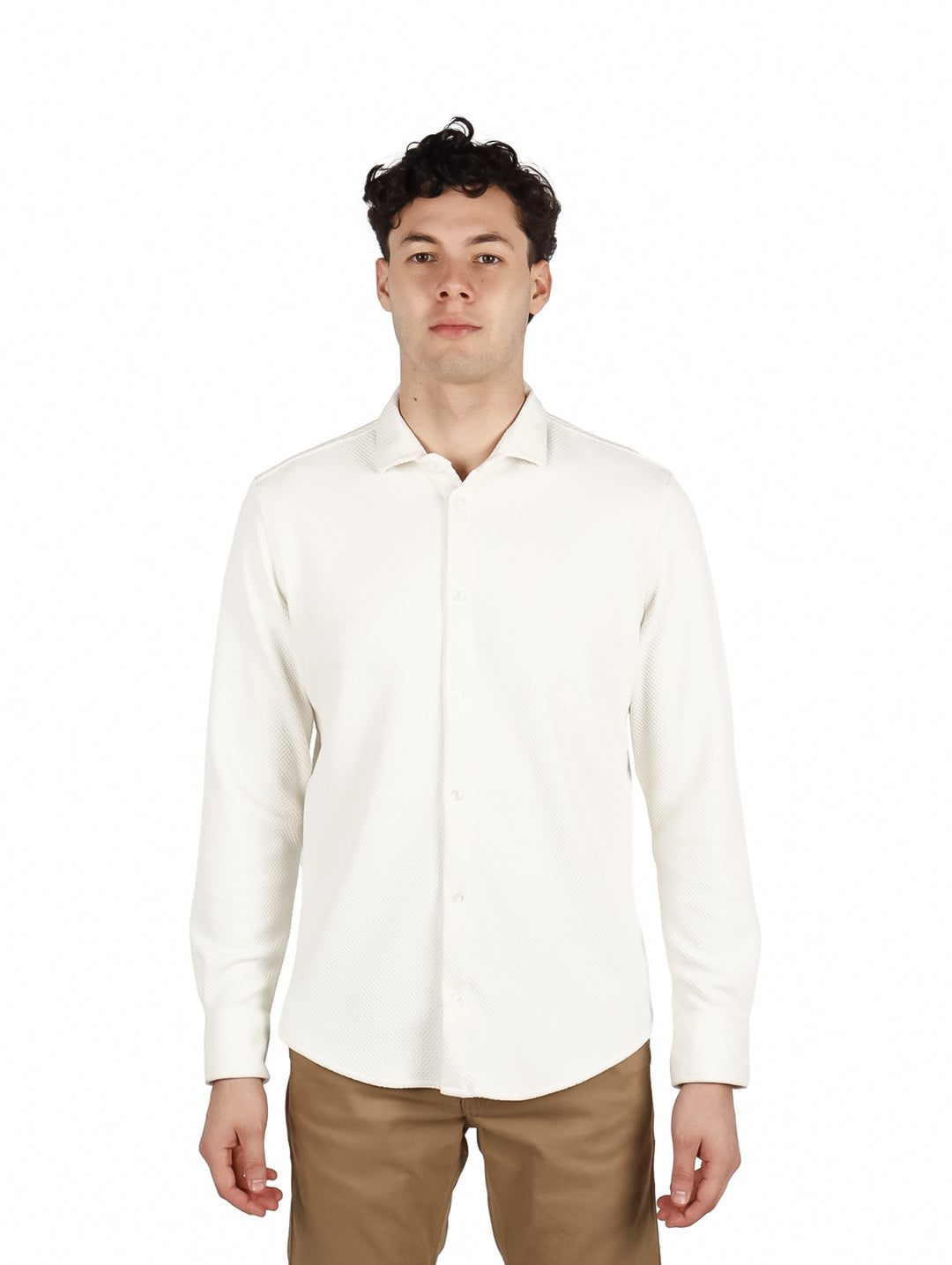 Hombre vistiendo camisa de manga larga color marfil Authentic Lyon.