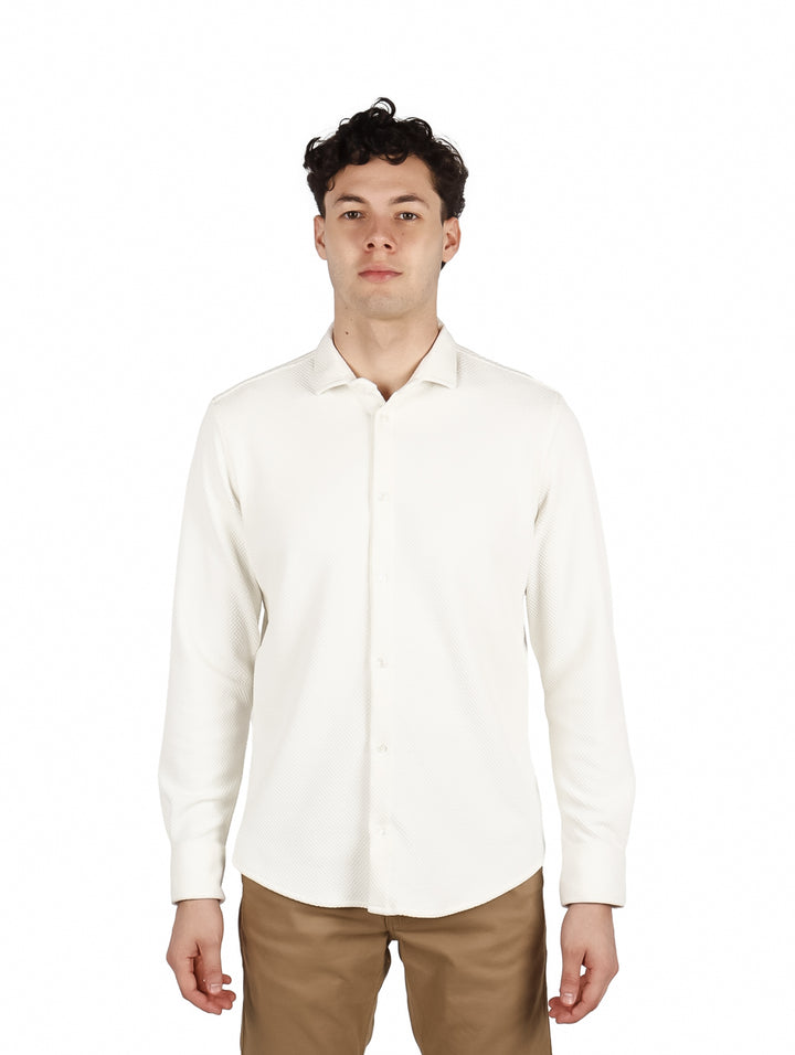 Hombre vistiendo camisa de manga larga color marfil Authentic Lyon.