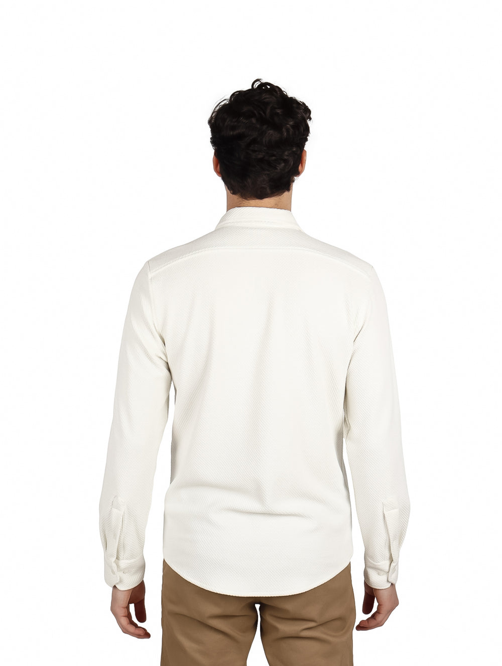 Hombre vistiendo camisa de manga larga color marfil Authentic Lyon.