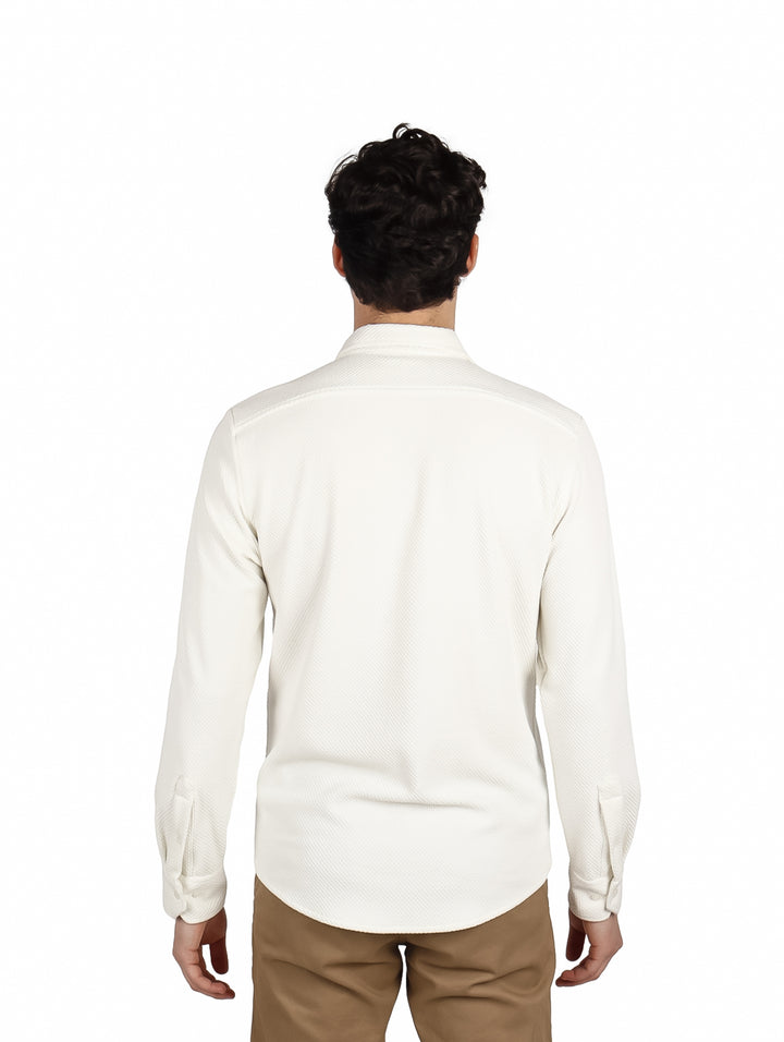 Hombre vistiendo camisa de manga larga color marfil Authentic Lyon.
