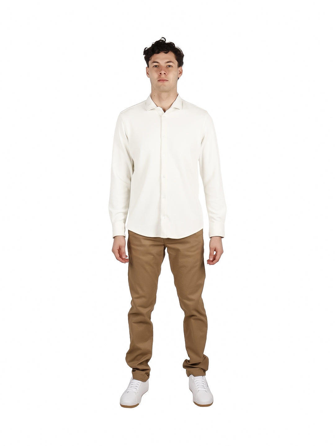 Hombre vistiendo camisa de manga larga color marfil Authentic Lyon.