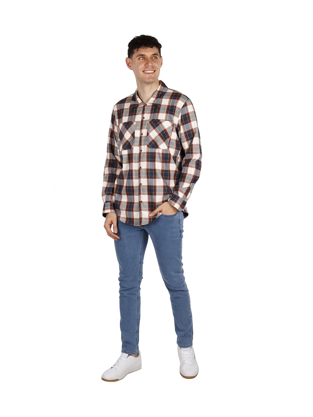 Hombre vistiendo una camisa de cuadros en colores ladrillo, azul y blanco con manga larga y botones.