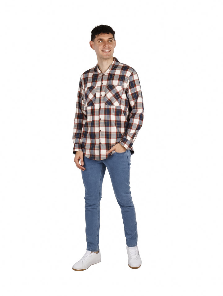 Hombre vistiendo una camisa de cuadros en colores ladrillo, azul y blanco con manga larga y botones.