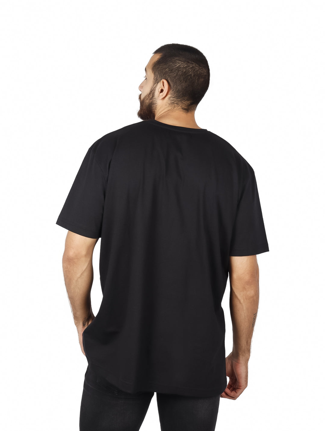 Hombre vistiendo una playera básica de color negro con cuello redondo y manga corta.