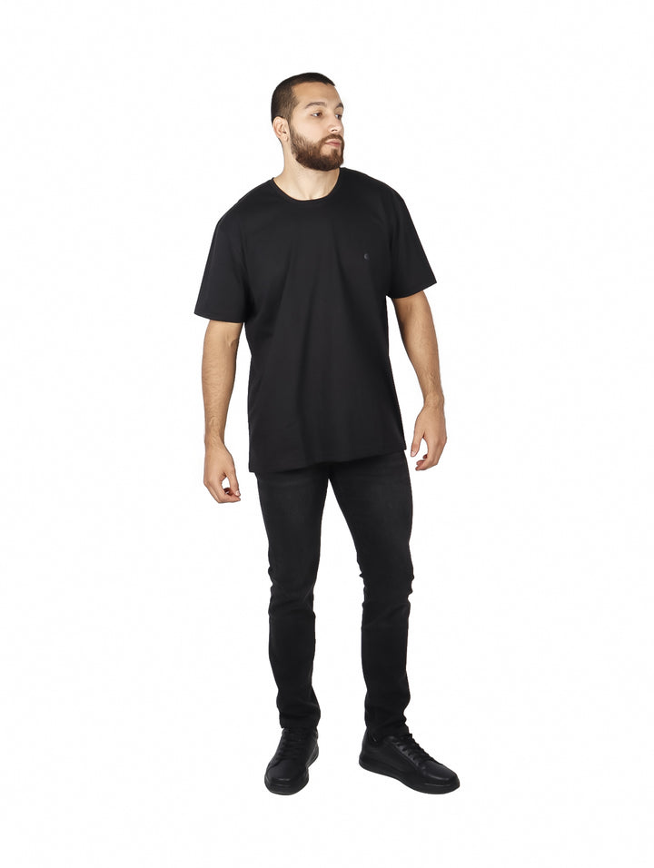Hombre vistiendo una playera básica de color negro con cuello redondo y manga corta.