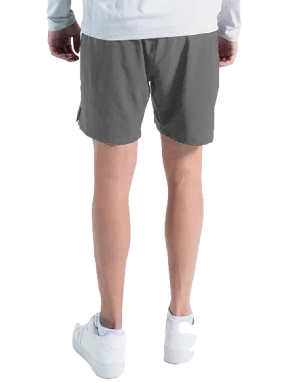 Hombre vistiendo shorts deportivos de color gris marca Everlast con calzado blanco.