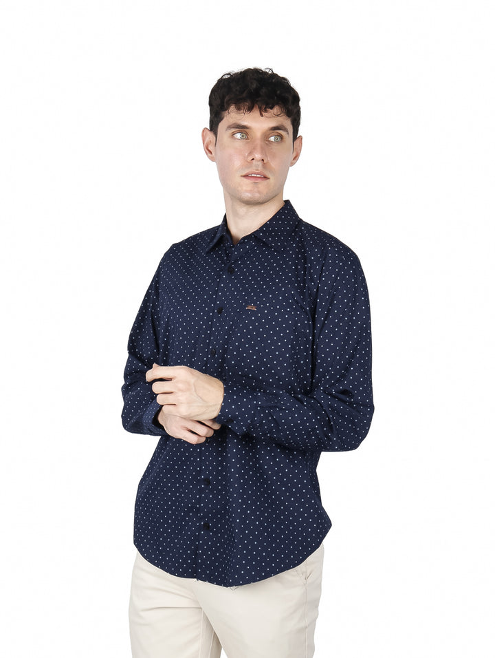 Hombre vistiendo camisa Lee color marino con estampado de puntos blancos y pantalones beige.