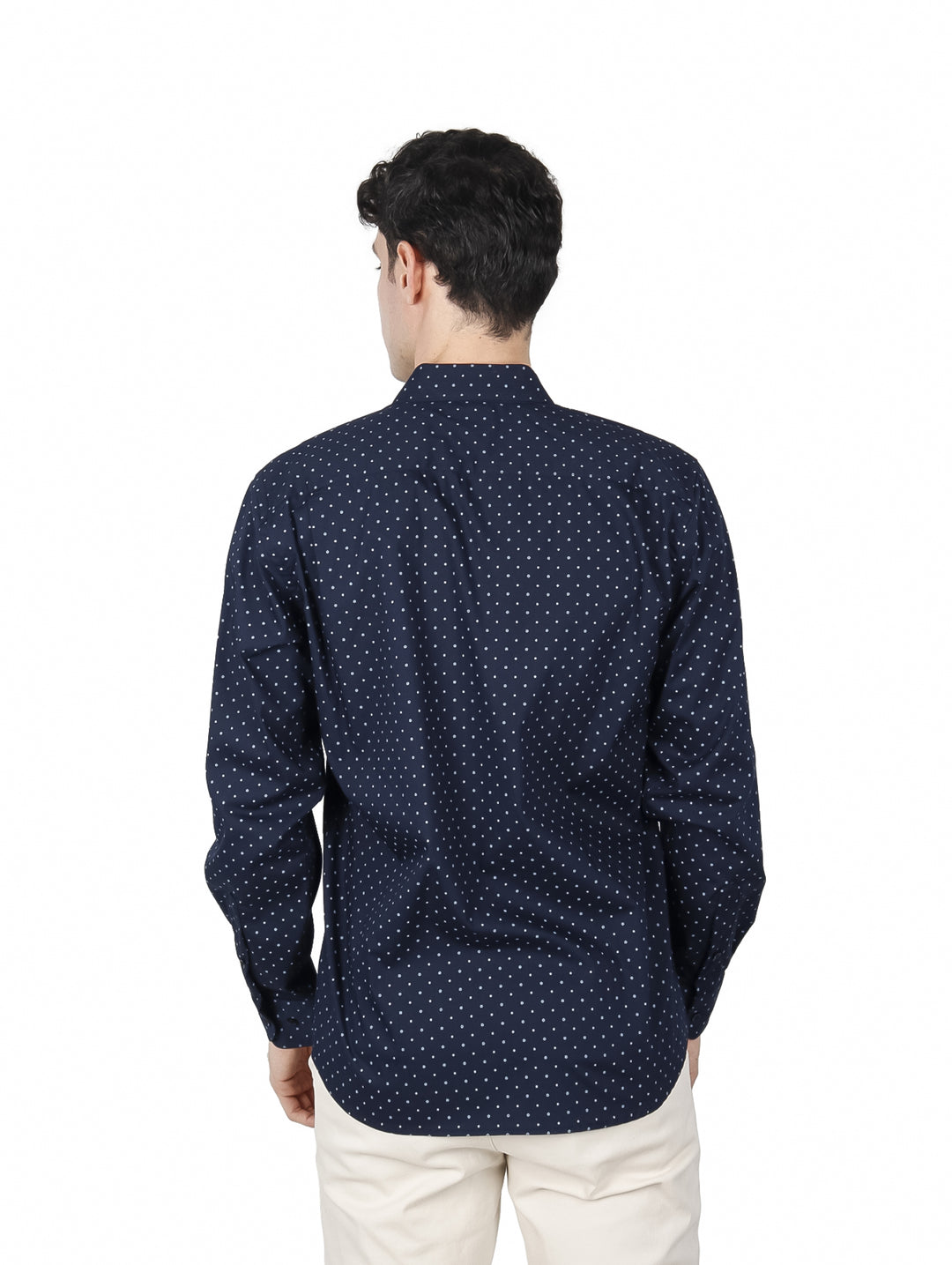 Hombre vistiendo camisa Lee color marino con estampado de puntos blancos y pantalones beige.