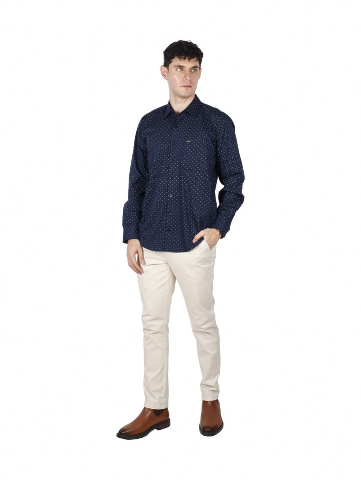 Hombre vistiendo camisa Lee color marino con estampado de puntos blancos y pantalones beige.