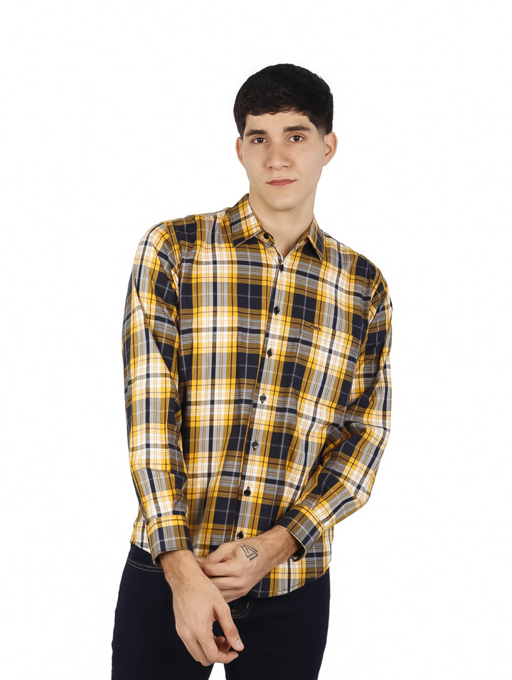 Hombre vistiendo una camisa de cuadros en colores amarillo y azul marino.