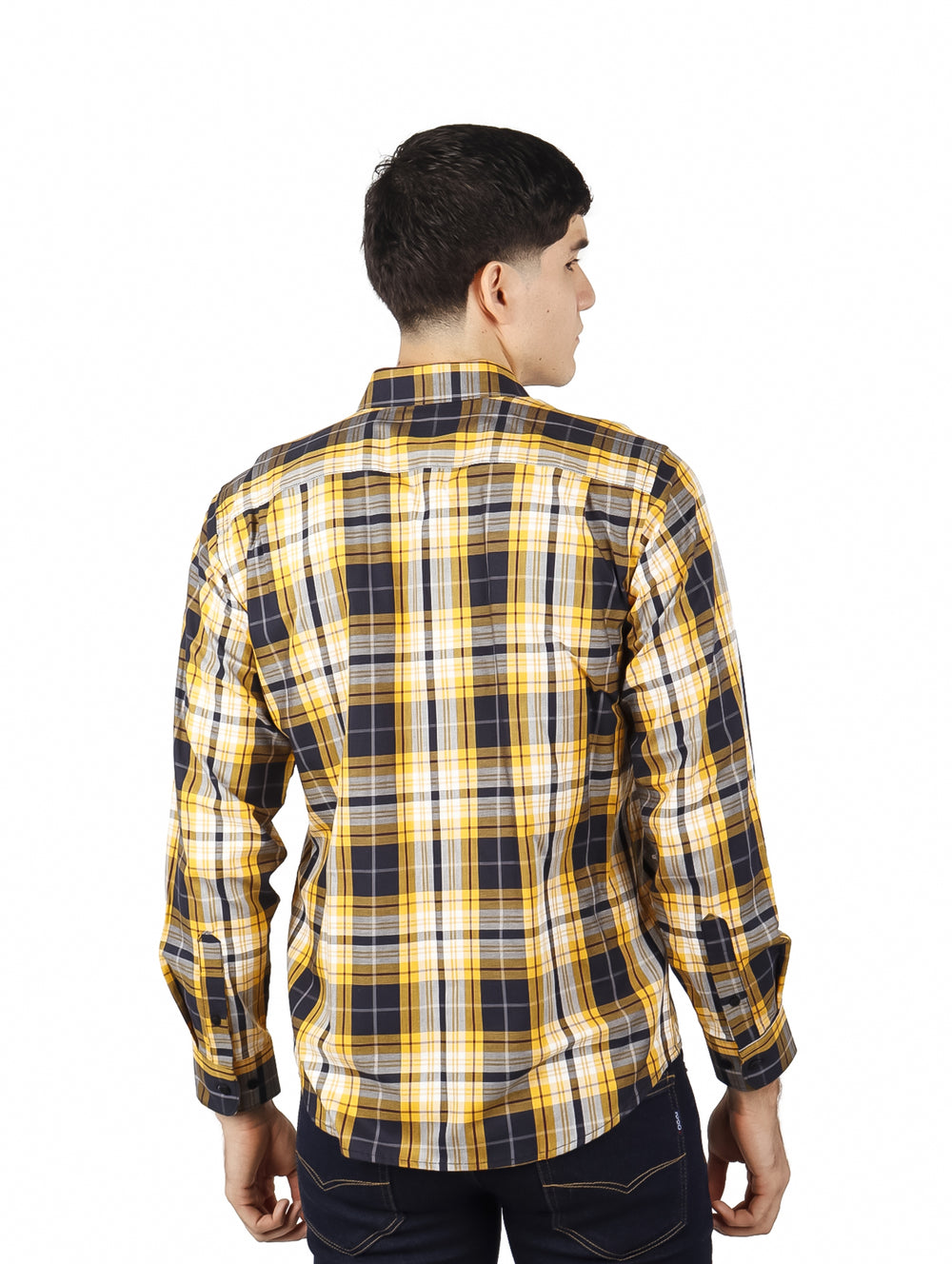 Hombre vistiendo una camisa de cuadros en colores amarillo y azul marino.