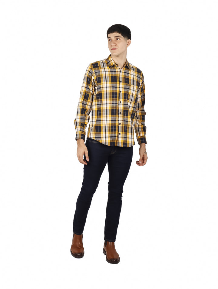 Hombre vistiendo una camisa de cuadros en colores amarillo y azul marino.