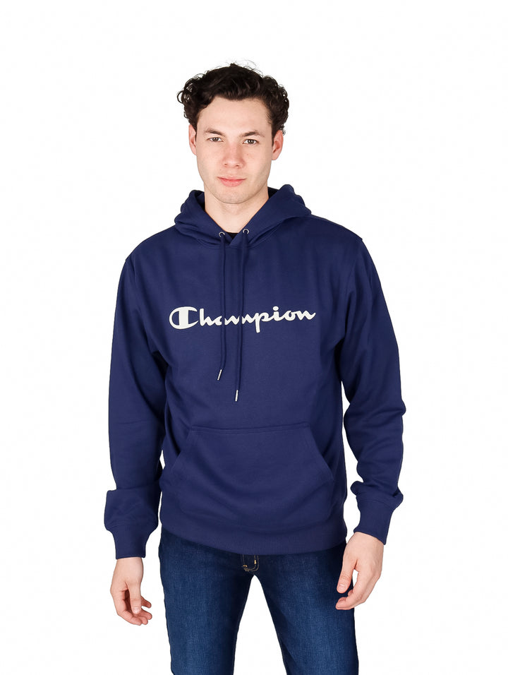 Hombre vistiendo una sudadera con capucha color azul marino con el logo de Champion en el pecho.