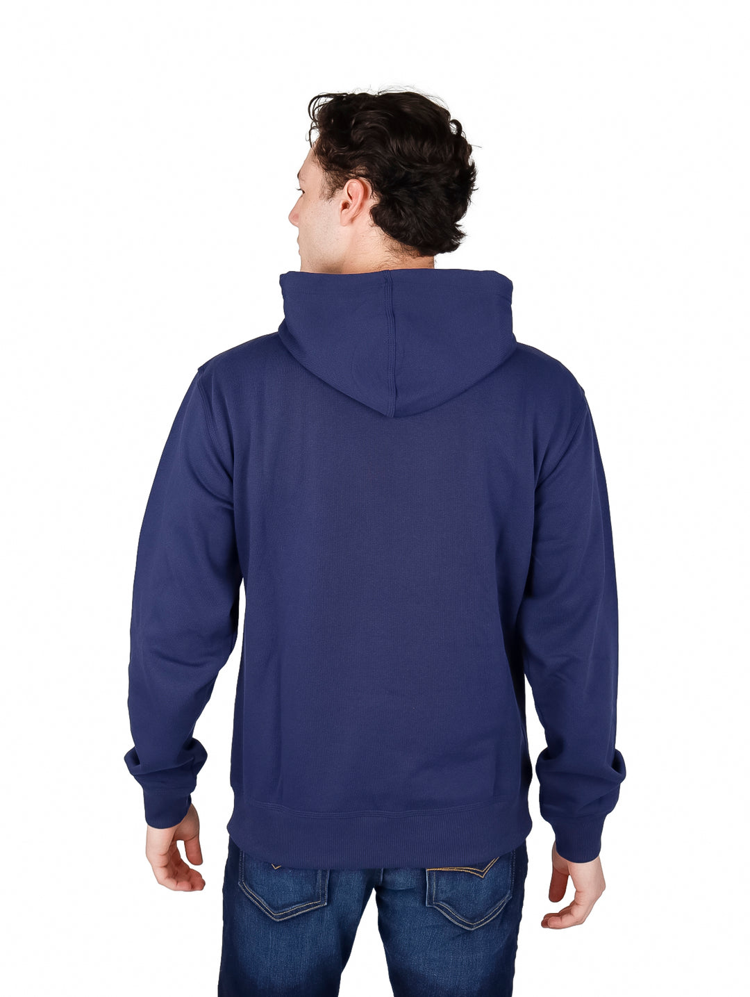 Hombre vistiendo una sudadera con capucha color azul marino con el logo de Champion en el pecho.